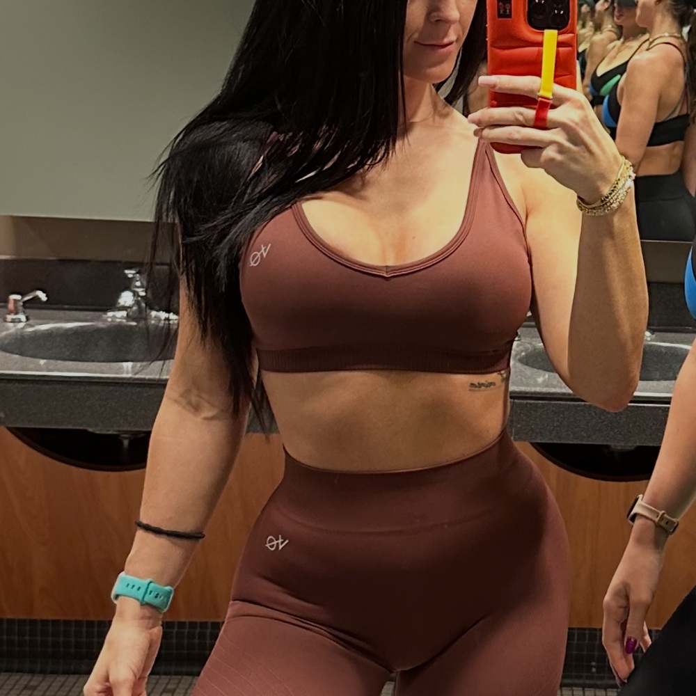 Vanquish Women's Chocolate workout set